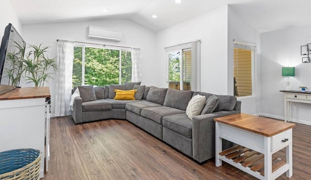 3 Bed 2.5 Bath Private Townhome - Quiet, long stays in Everett
