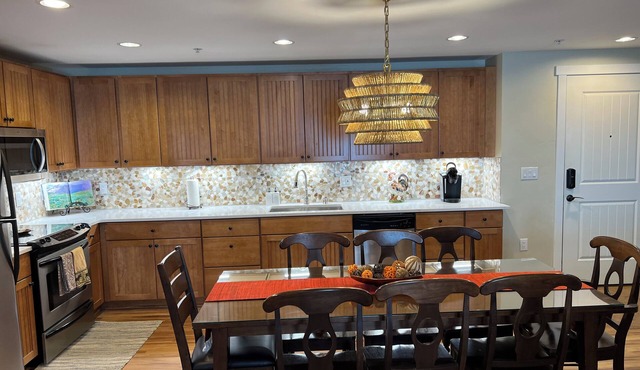 3 Bed/Bath Updated Condo 50 Steps to Main Lift w/30-Foot Balcony Facing Ski Runs