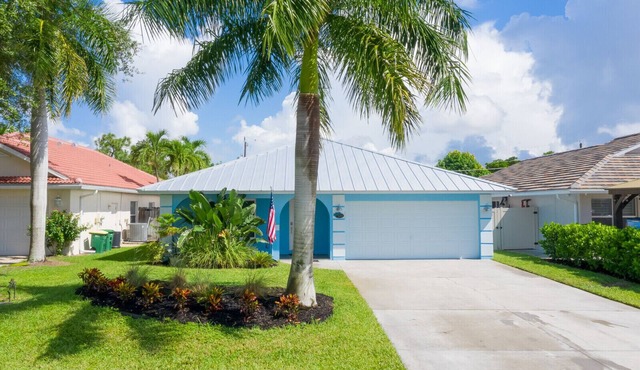 3 Bedroom, Huge Pool, Hot Tub, Screened in Lanai in the coveted 500 block