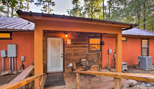 3 Mi to Broken Bow Lake: Cabin w/Hot Tub & Deck! in Broken Bow