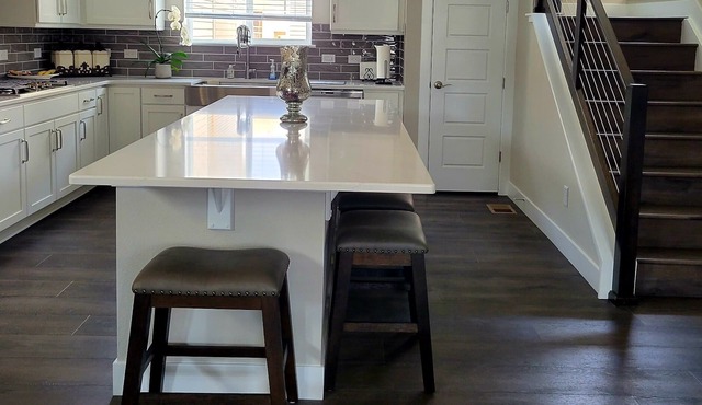 30 Day min stay Newer 3 Bed 3 Bath Rooftop House close to Outlet Malls