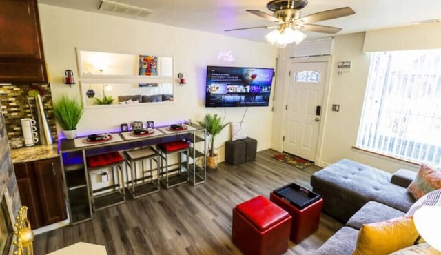 30day+ Dwtn Home Near RiNo & Light Rail w/Yard,TVs,More