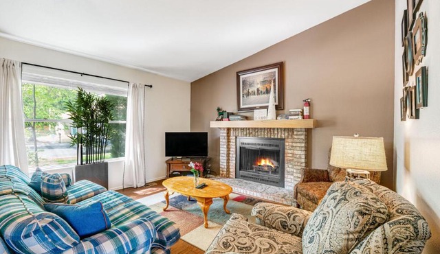3BD Cheyenne Mountain Home w Hot Tub & Grill