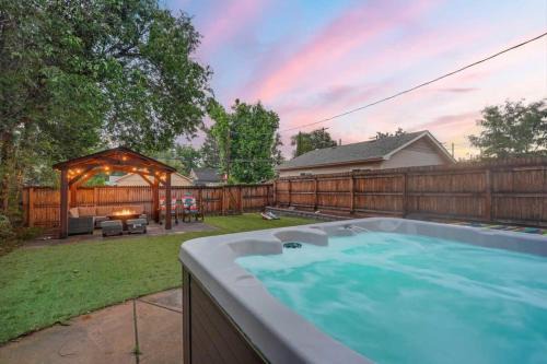 3BR Modern w Lg Backyard Mtn Views & Hot Tub