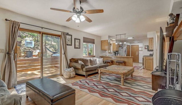 4 BDRM Spacious Mountain Retreat w/Hot Tub, Firepit & Games