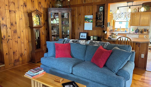 4 Bedroom, 1.5 bath- Air-Conditioned House on Lake Champlain - Seasonal May- Oct in Addison