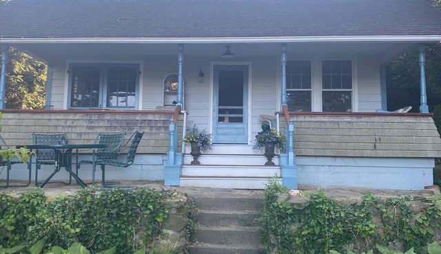 4-bedroom house in Saunderstown with AC, Porch Overlooking Narragansett Bay in North Kingstown
