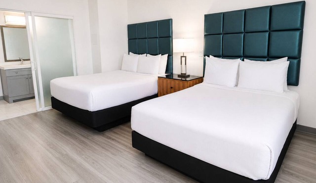 4 Boutique Two-Queen Rooms Near San Diego Harbor – Ideal for Families or Groups