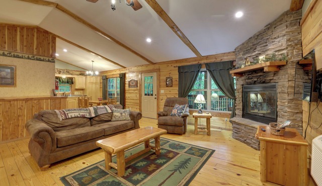 4 Mi to Beaver Lake: Peaceful Log Cabin w/Deck!