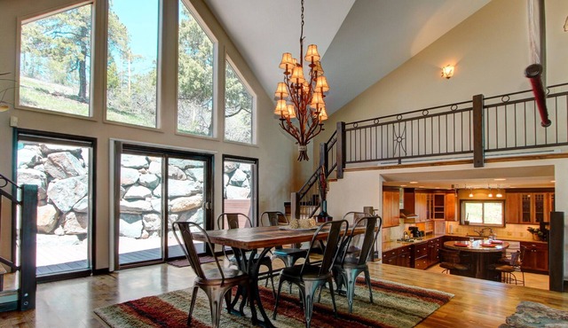 4000 SQ FT Luxury Mountain Home. 28 mins Denver & SKI. Best views! HOT TUB!