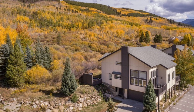 4BR/3 Bath Townhome in the Keystone Ski Area. Private hot tub. Walk to lifts.