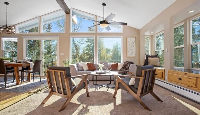 4BR Hot Tub + Sauna · Mtn Views Near Red Rocks