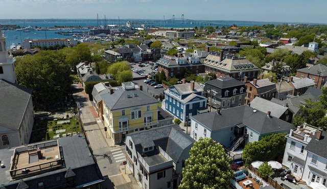 5 Bed 4.5 Bath Newly Renovated Downtown Newport Gem