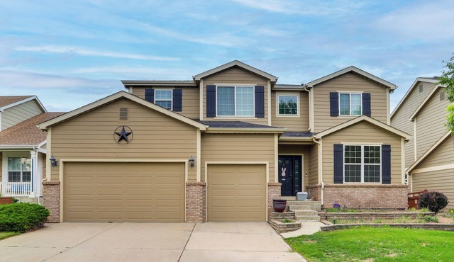 5 Mi to Barr Lake! Suburban Family Retreat