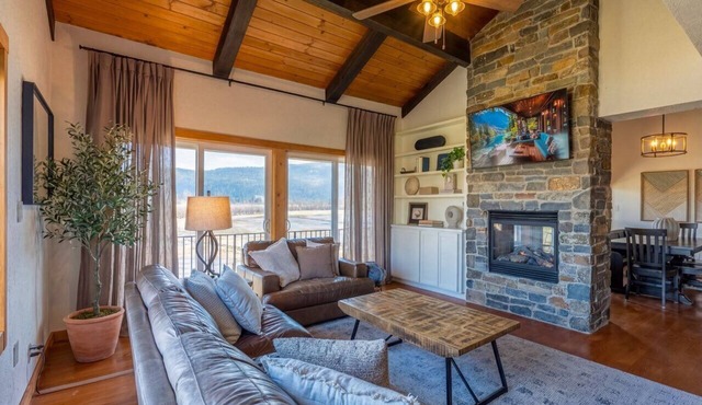 5BR/3BA WATERFRONT & 2 pools on property Escape-Walkable to Downtown Sandpoint! in Sandpoint