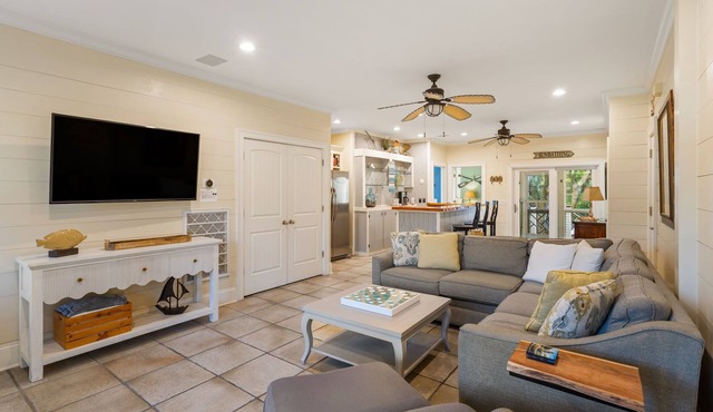 6 Bed/5 Bath Home, Elevator. Private Yard & Pool, Book your fall trip now!