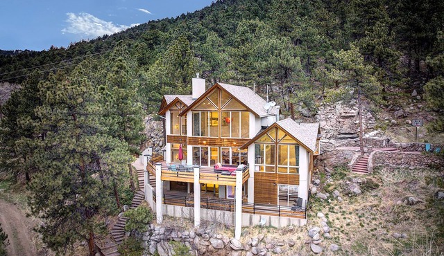 6BR Mountain Retreat Pool Walk to Pearl St