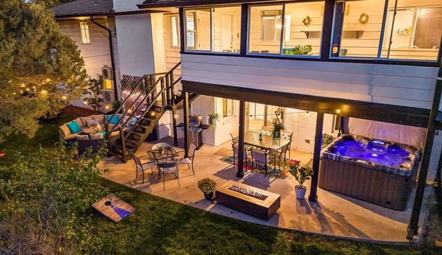 8 bedrooms, sleeps 20: Hot Tub, 20mins to Denver/Red Rocks