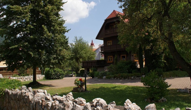 A charming little cottage in a beautiful garden setting! in Teufenbach