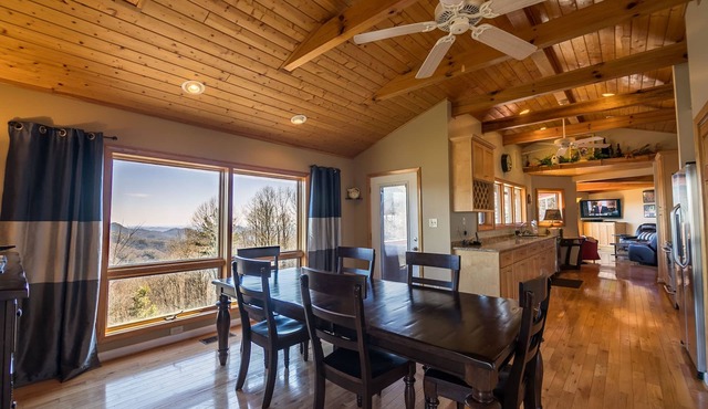 A Nest With a View - Stunning Views, Updated Kitchen, 5 mins to Blowing Rock in Blowing Rock