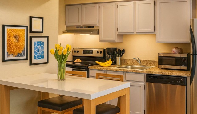 A Place You'll Surely Enjoy! Full Kitchen, Free Breakfast, Pets Allowed in Newark