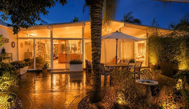 A. Quincy Jones Mid-Century Modern Near Beach. Pet Friendly! Sept Specials!