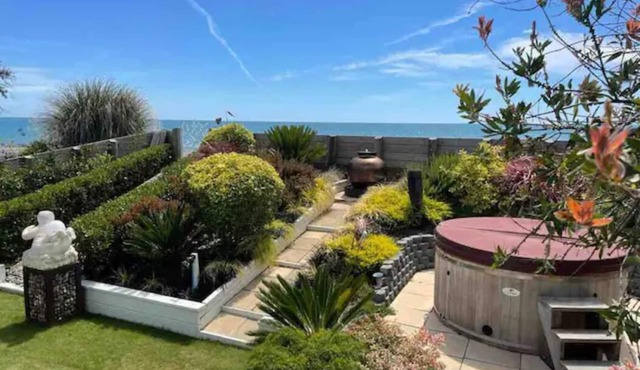 Absolute Beachfront Oasis with Sea Views & Hot Tub in Ruby Bay