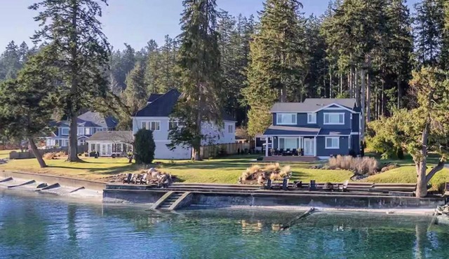 Agate Beach House | 100ft Private Waterfront, Sleeps 9 | Kayaks & Fire Pit