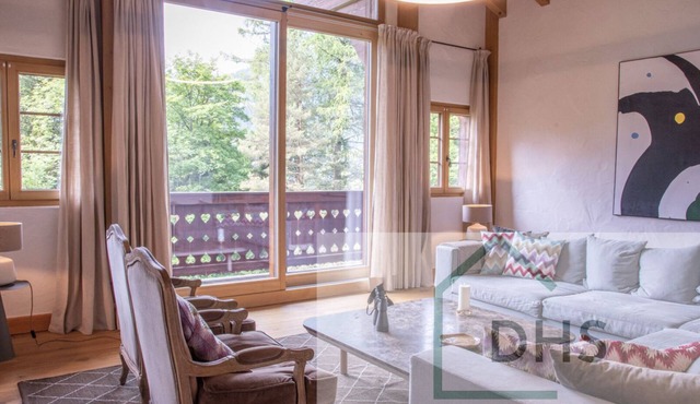 Alpine Elegance: 5 Bedroom Family Chalet, Just Moments from Glacier 3000 in Ormont-Dessus