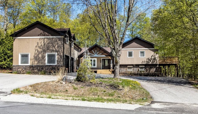 Amazing Lakeview Retreat with Hot Tub, Sauna and Private Loft! in Tiny