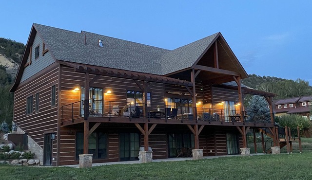 Amazing luxury spacious 4 Bed 4 Bath mountain retreat home near Aspen. Sleeps 10