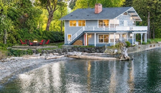 Amazing Seattle view beachfront 4 bedroom/3 bath