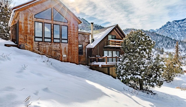 Amphitheater Haus | Decks, Fireplaces, Trails-Sleeps 8
