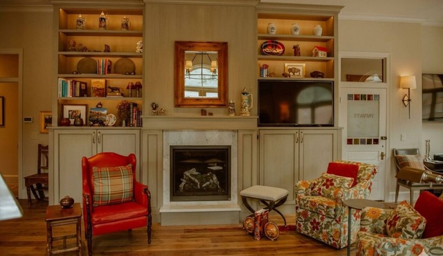 Amphitheater Suite Sleeps Four - Citizen's Bank Collection