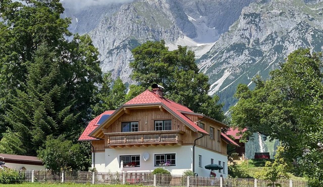 Apartment 'Haus Rosenheim' with Mountain View, Balcony and Wi-Fi in Ramsau am Dachstein