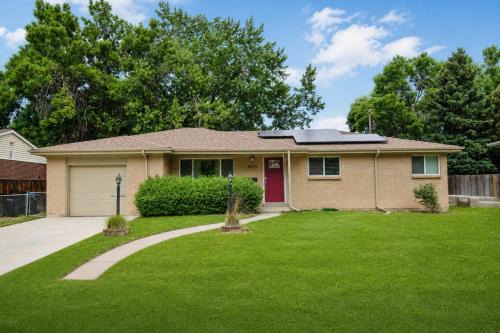 Arvada House for 11 with Backyard and Game Room