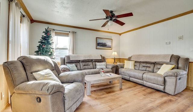 Authentic Brownsville Farmhouse: 1 Mi to River! in Brownsville