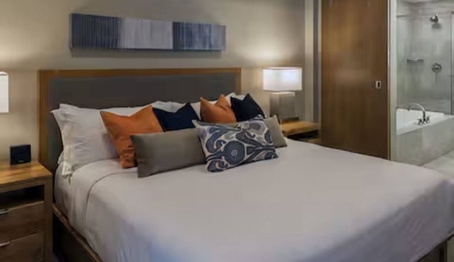 Autumn Escape; 1-bedroom suite, sleeps 4 in beautiful Breckenridge on Peak 8