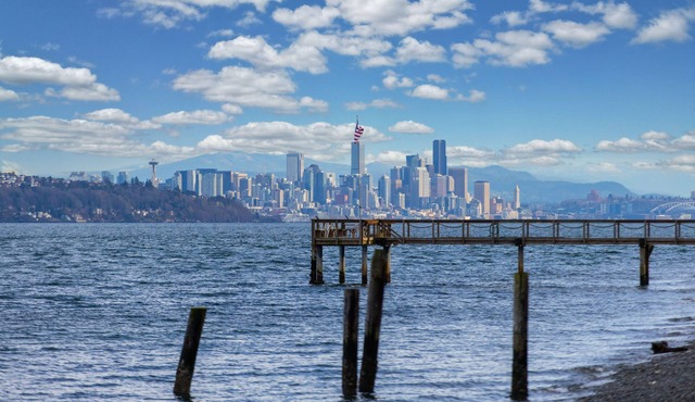 Bainbridge Beachfront: Seattle Skyline Views