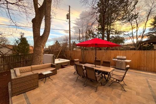 BBQ, Hot Tub, Patio, Sunroom + Games!