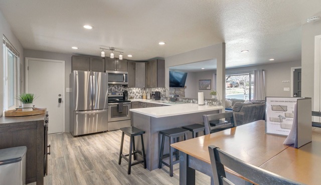 Bbq, Hot Tub, Patio, Sunroom + Games!