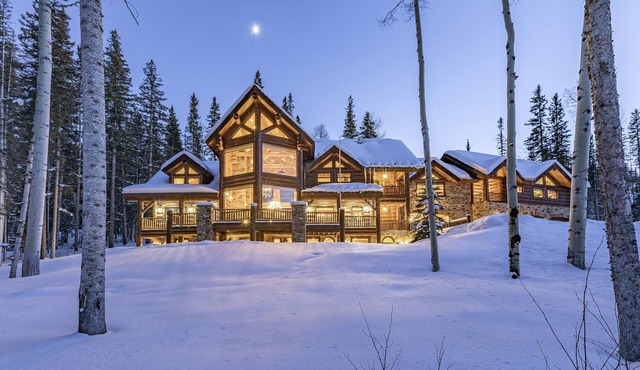 BEARPAW MANOR- A Magnificent Ski-In/Ski-Out Mountain Village Chalet