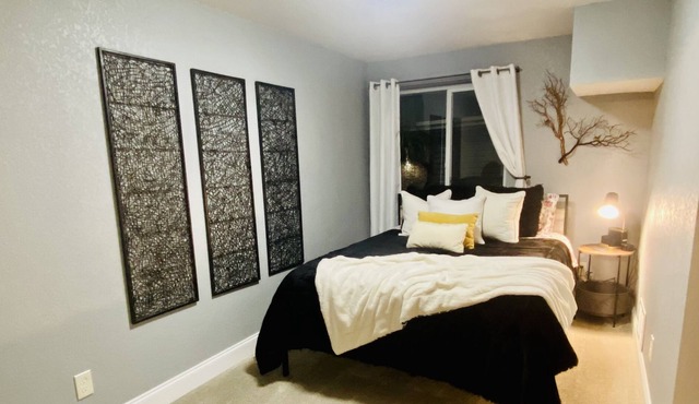 Beautiful 2 Bedroom Apt in Old Town w/Free Parking