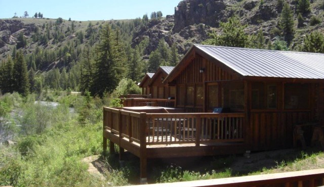 Beautiful 2 Bedroom Cabin on Taylor River with Private Hot Tub