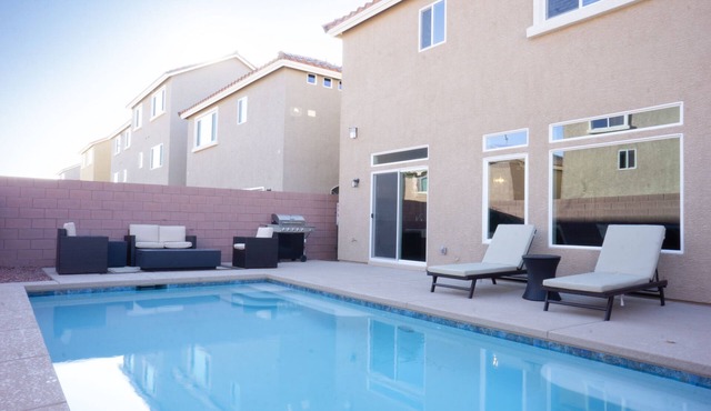 Beautiful 4 bd/2.5 bath home. 5 min from the Strip, Allegiant Stadium & Airport. in Las Vegas