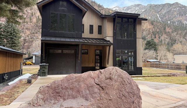 Beautiful 4-bedroom home in scenic Ouray, ideal for families and groups
