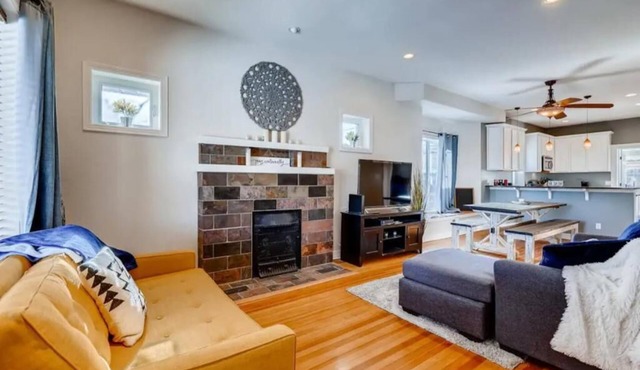 Beautiful, BIG, Bungalow! Near DT! All the Extras!