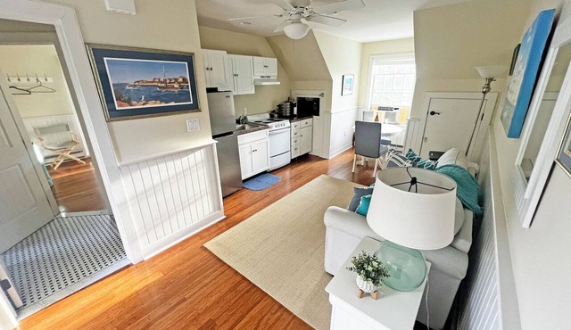 Beautiful Coastal Loft - 5 Minute Walk to Beach