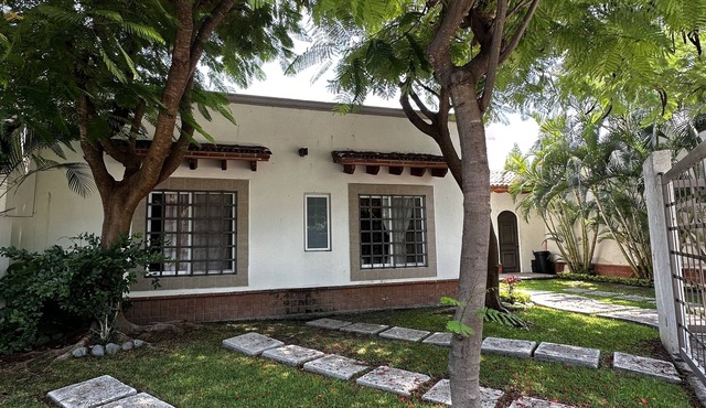 Beautiful House with the best weather of Cuernavaca in a private Neighborhoodd in Progreso