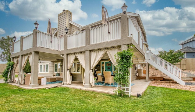 Beautiful…Luxe 3 Bed Guest Suite, Private Entrance, Full Kitchen, Patio and WIFI